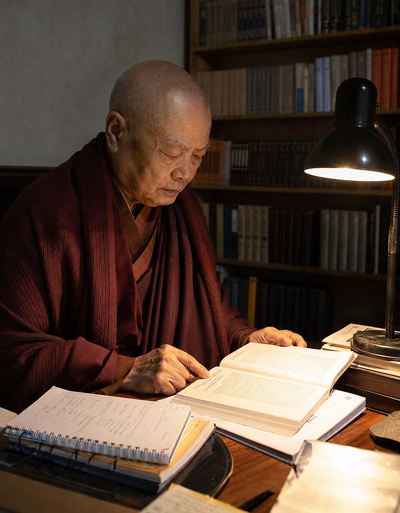 淨行上人挑燈熬夜，確認越文大藏經翻譯的細節與勘誤
