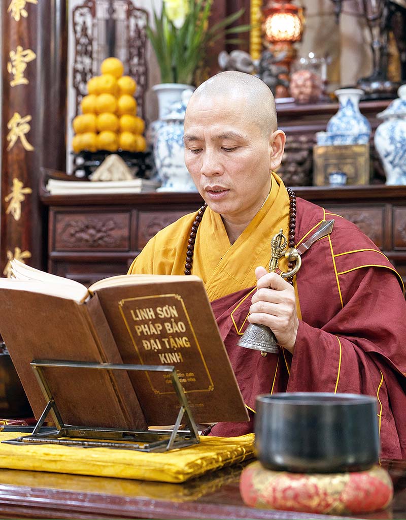 越南佛教師父閱讀靈山法寶大藏經進行法會