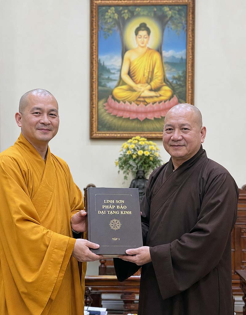 靈山文教基金會將靈山法寶大藏經贈予越南佛寺