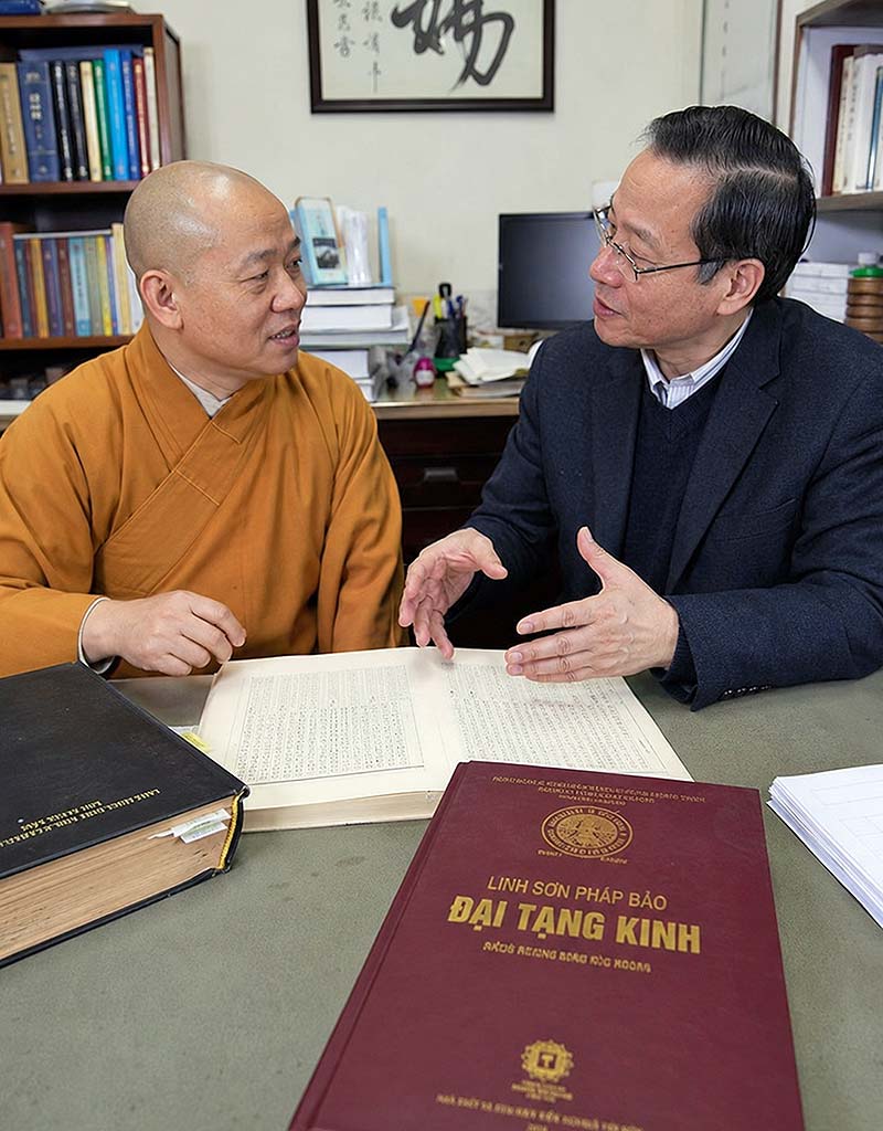 越南高僧與佛學專家討論越譯靈山法寶大藏經