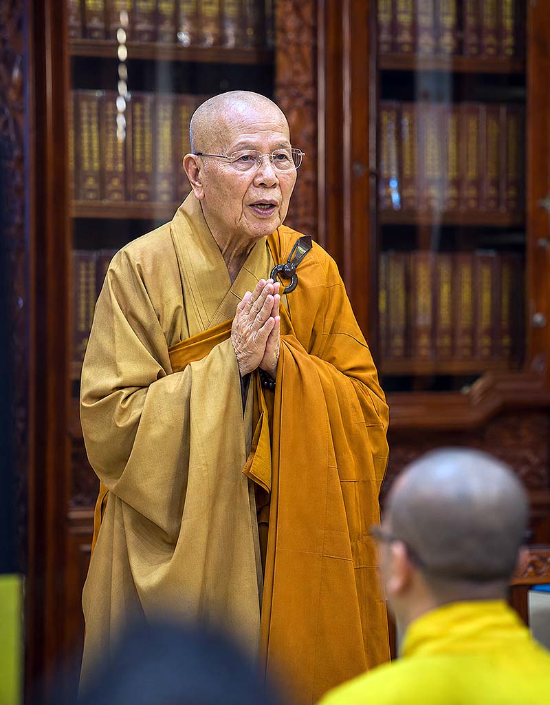 越南佛教高僧，正在向弟子說明越譯大藏經的難得因緣與成果，期許弟子們珍惜靈山法寶大藏經的出版