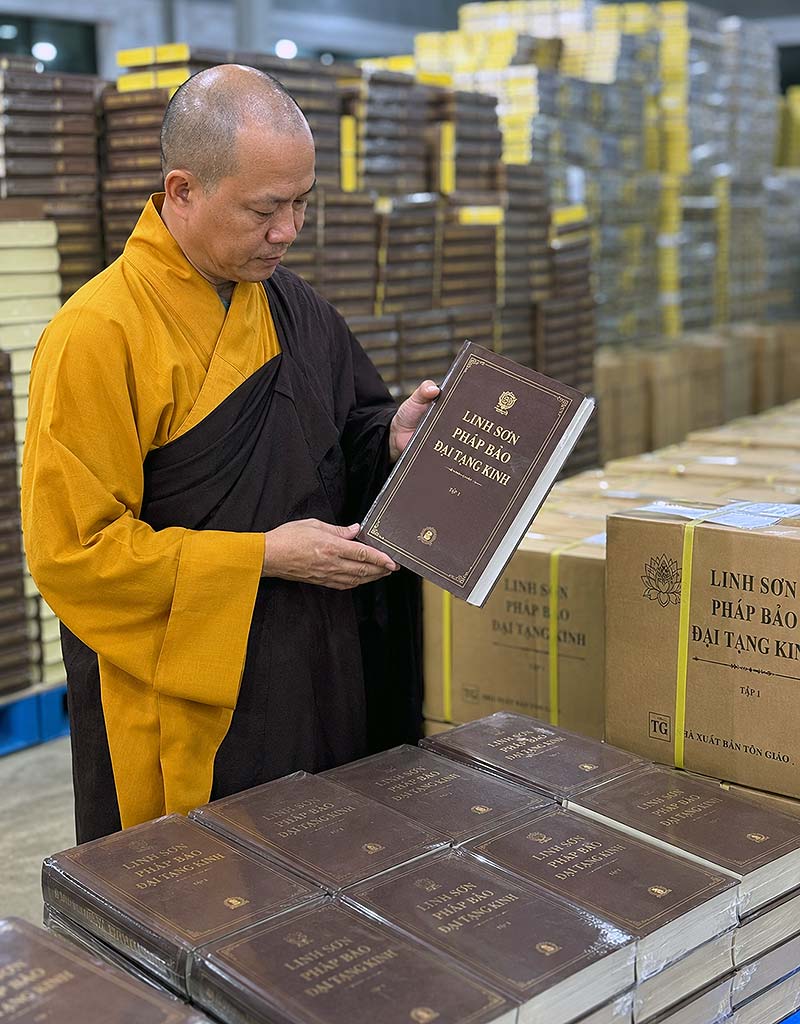 淨行上人第子在印刷廠，確認剛印出來的靈山法寶大藏經，期許印刷品質符合標準