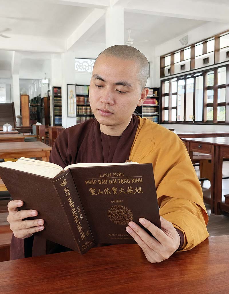 越南出家眾在佛寺裡閱讀靈山法寶大藏經