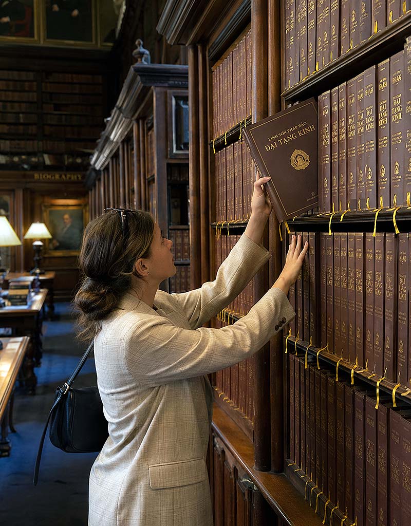 歐美女性學者在大英圖書館裡，取出一本靈山法寶大藏經